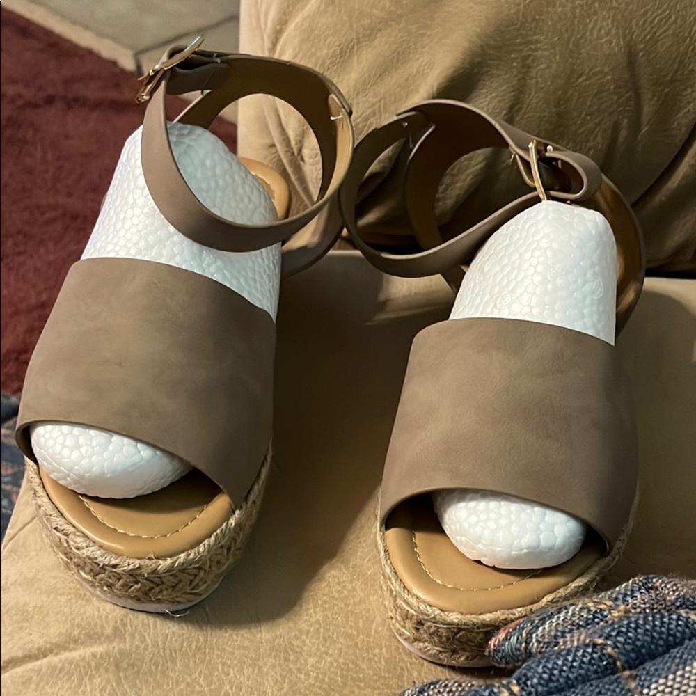 TOP Moda Taupe Wedge Sandals